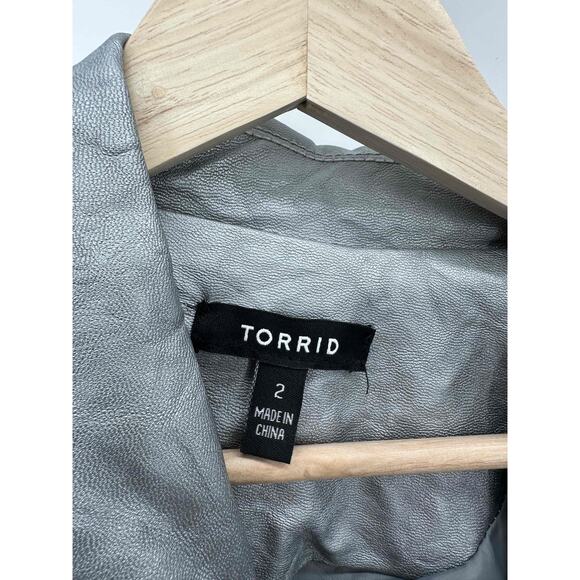 Torrid Silver Faux Leather Asymmetrical Biker Jacket Women Size 2 - Picture 3 of 11